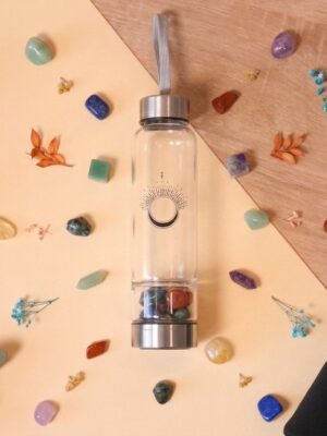 Bouteille en verre avec pierres roulées 7 Chakras Omsaé